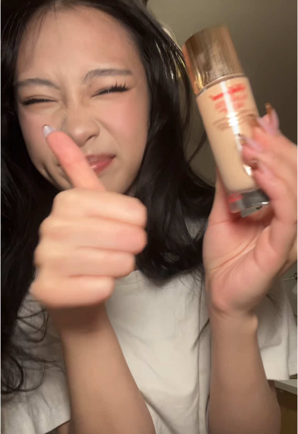 MAH GAWD I LOVE HOW THE SHINE IS STILL POKING THRU THE POWDER 😭 @Charlotte Tilbury  #silentreview #charlottetilburymakeup #flawlessfilter #beauty #makeup #makeupreview #fyp  #BeautyTok