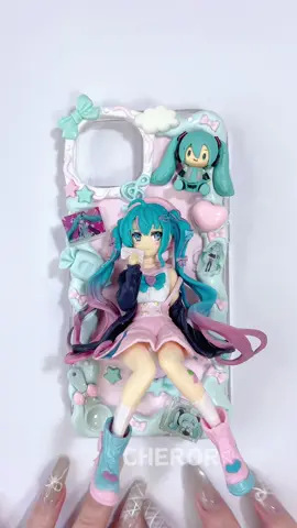 🤩Hatsune Miku beautiful custom decoden case~ #asmr #asmrvideo #cheror #hatsunemiku #hatsunemikufanart #DIY #phonecase #decoden #decodenphonecase #creamglue #charms #samsung #custom #phonecasedesign #foryou #fyp 