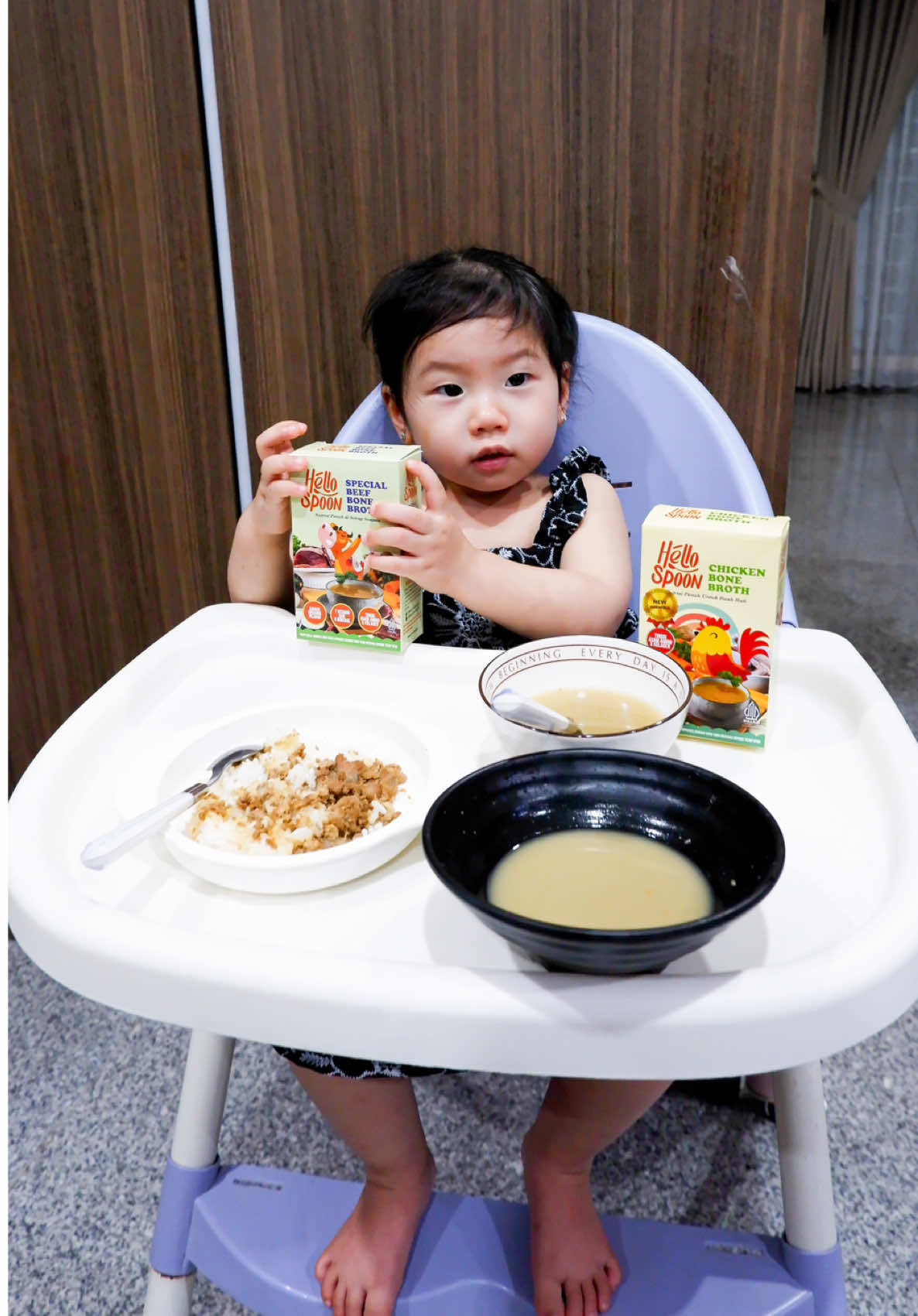 Bone broth kesukaan anak-anak @@Hellospoon, makan pake ini auto lahap suer ✌🏻. Nutrisinya lengkap lagi mengandung asam amino dan lemak sehat untuk meningkatkan nafsu makan anak, menjaga imun dan tulang dan mendukunh pencernaan yang sehat dan baik untuk tumbuh kembang anak. Terus cara penyajiannya gampang bgt! Tinggal diseduh dengan 120ml air hangat aja. #nutrisipenuhbarenghellospoon