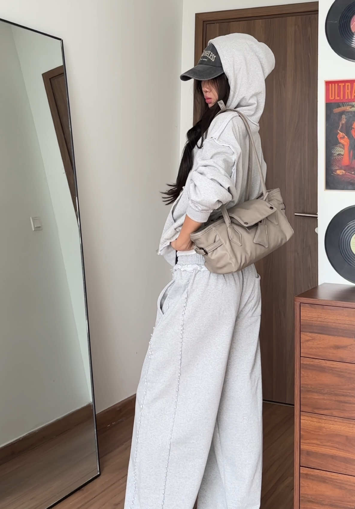 Hôm nào chán đời k biết mặc gì thì cú vầy mà quất nha #phoidoxinh #mixmatch #phốiđồ #outfits @BADCHOICES 