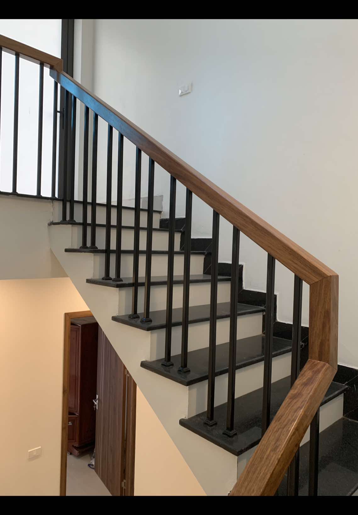 7.0.0k/1m. Cầu thang sắt tay vịn gỗ lim Nam Phi 60x60mm, nan sắt 14x14mm #cauthangsat #cauthang #cauthangdep 