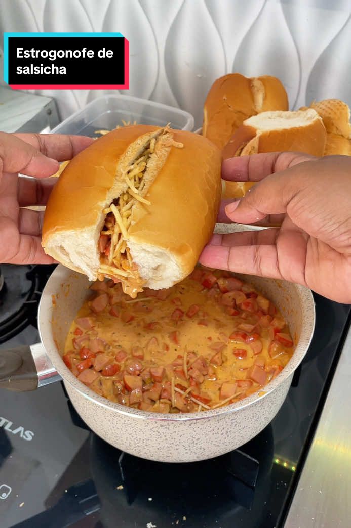 ESTROGONOFE DE SALSICHA  com certeza essa é a melhor opção de lanche da tarde então bora fazer.            •Ingredientes• 500g de salsicha  1 caixa de creme de leite  1 colher de ketchup 1 colher de mostarda  1 cebola  1 tomate  2 pimenta de cheiro  Temperos: sal, páprica, tempero baiano, pimenta do reino e mix de ervas  Pra acompanhar pão mas aí fica a sua escolha  E me diz aí se não é uma delícia. #estrogonofe #lanche #receita #pao 