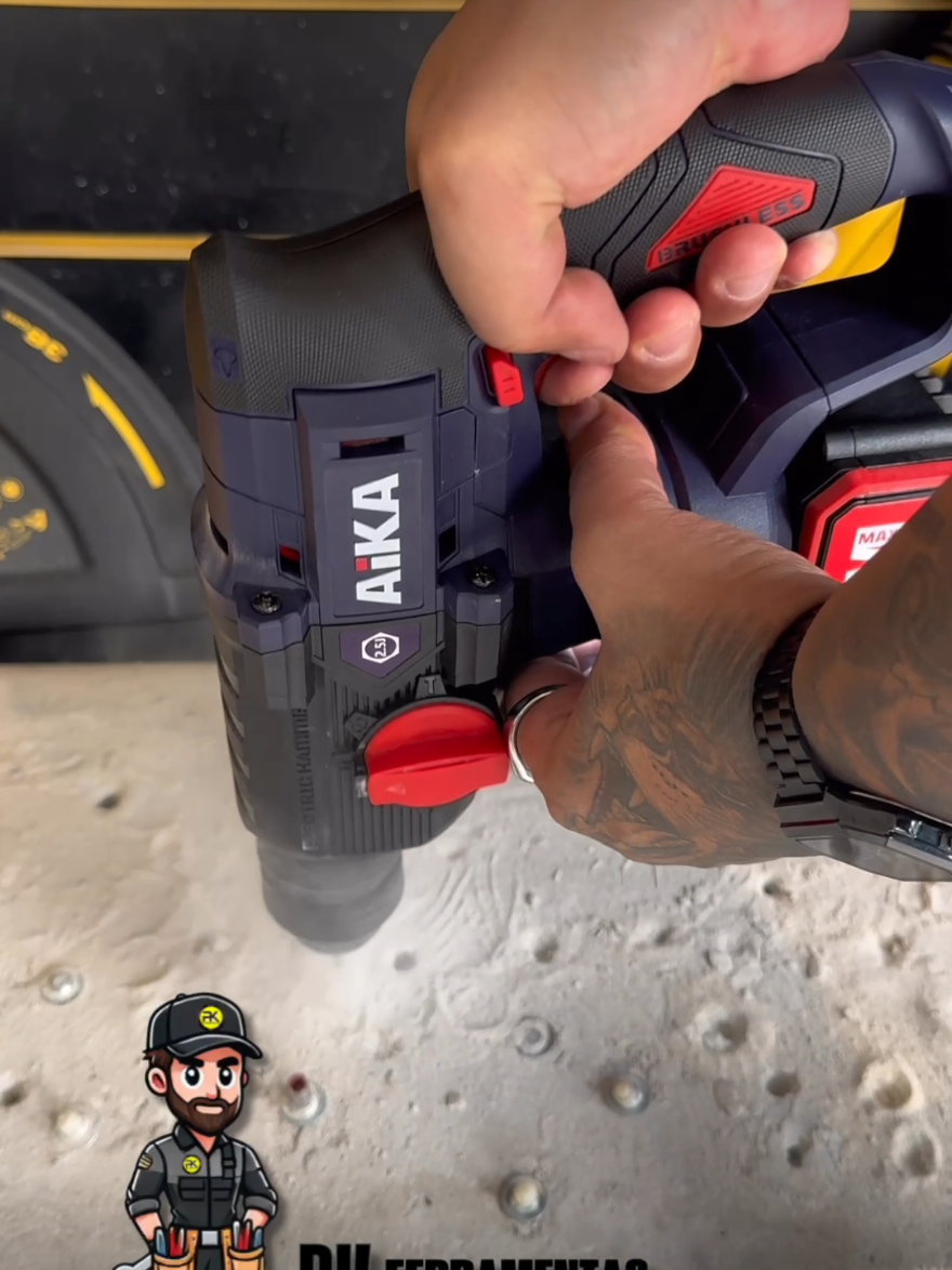 LANÇAMENTO !!! O Martelete Aika 20V é a escolha certa para quem busca desempenho e resistência! Com 2.5 Joules de impacto, 1400 RPM e 4800 BPM, ele entrega força e eficiência para perfurações sem esforço. ✅ 2.5 Joules de impacto para máxima performance. ✅ 1400 RPM para um trabalho ágil e preciso. ✅ 4800 BPM para perfuração rápida e eficiente. ✅ Tecnologia 20V para mais autonomia e potência. Garanta já o seu na PK Ferramentas e trabalhe como um profissional! Rua Silva Bueno n°1091 - Ipiranga #vemprapk 