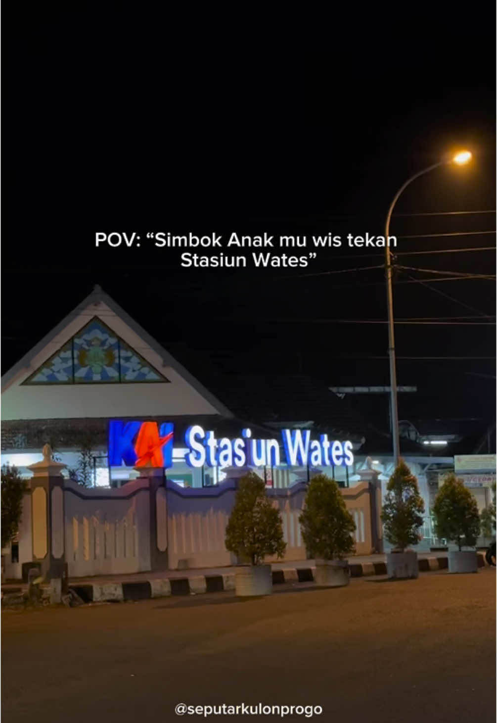 POV: “Simbok anak mu wis tekan Stasiun Wates” . 📸 Source: @seputarkulonprogo ➖➖➖➖➖➖➖➖➖➖⠀⁣⠀ Ayo share foto-foto kalian menggunakan #Kulonprogo dan tag ke @seputarkulonprogo 😊⠀⁣⠀ ➖➖➖➖➖➖➖➖➖⠀⁣ #seputarkulonprogo  #explorejogja #jogjaku #jogjaistimewa #kulineryogya #JOGJAKARTA #jogjainfo #jatengjogja #jateng #tugujogja #malioboro #jogja  #pesonajogja #merapi #journesia #jogjamedia #vscocam  #squaregrapher #gadgetgrapher #panoramakulonprogo #tempatbercakap #dagelan #jogjapagi #bantul #Kulonprogo  #CapCut 