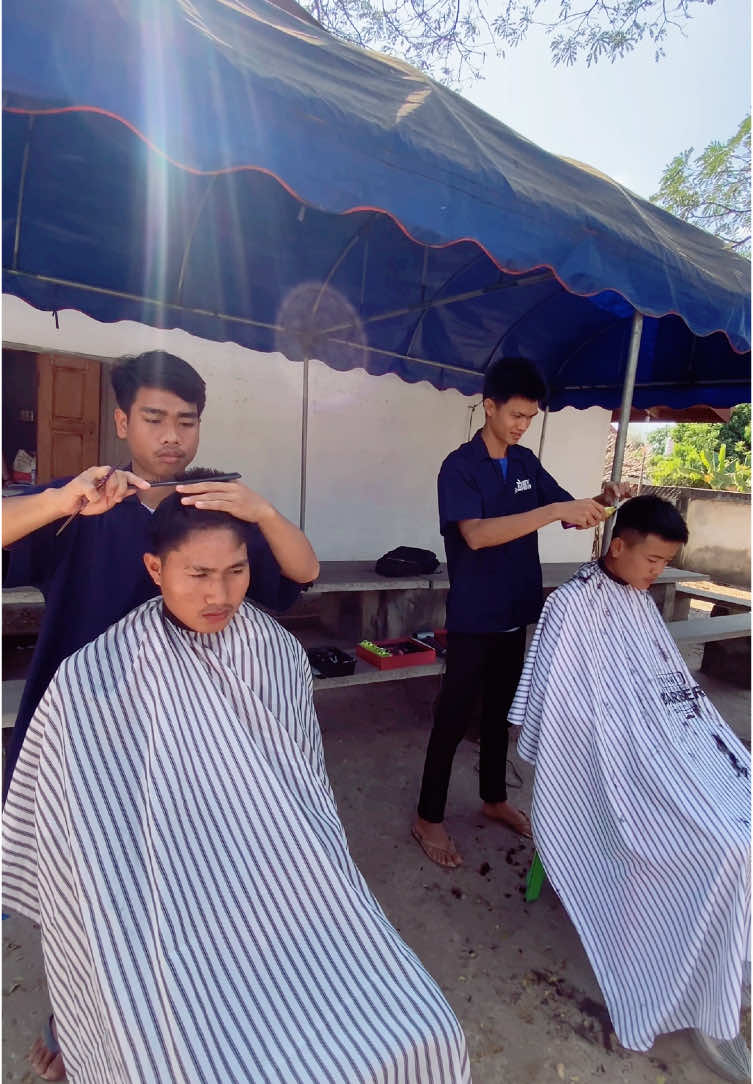 ຄິດຮອດຕອນຂ້ອຍຮຽນຕັດຜົມໃໝ່ໆເລີຍ😁😁#เทรนด์วันนี้ #tiktokviral #ຊ່າງຕັດຜົມຊາຍ #ช่างตัดผมชาย #ขื้นฟีดเถอะ 