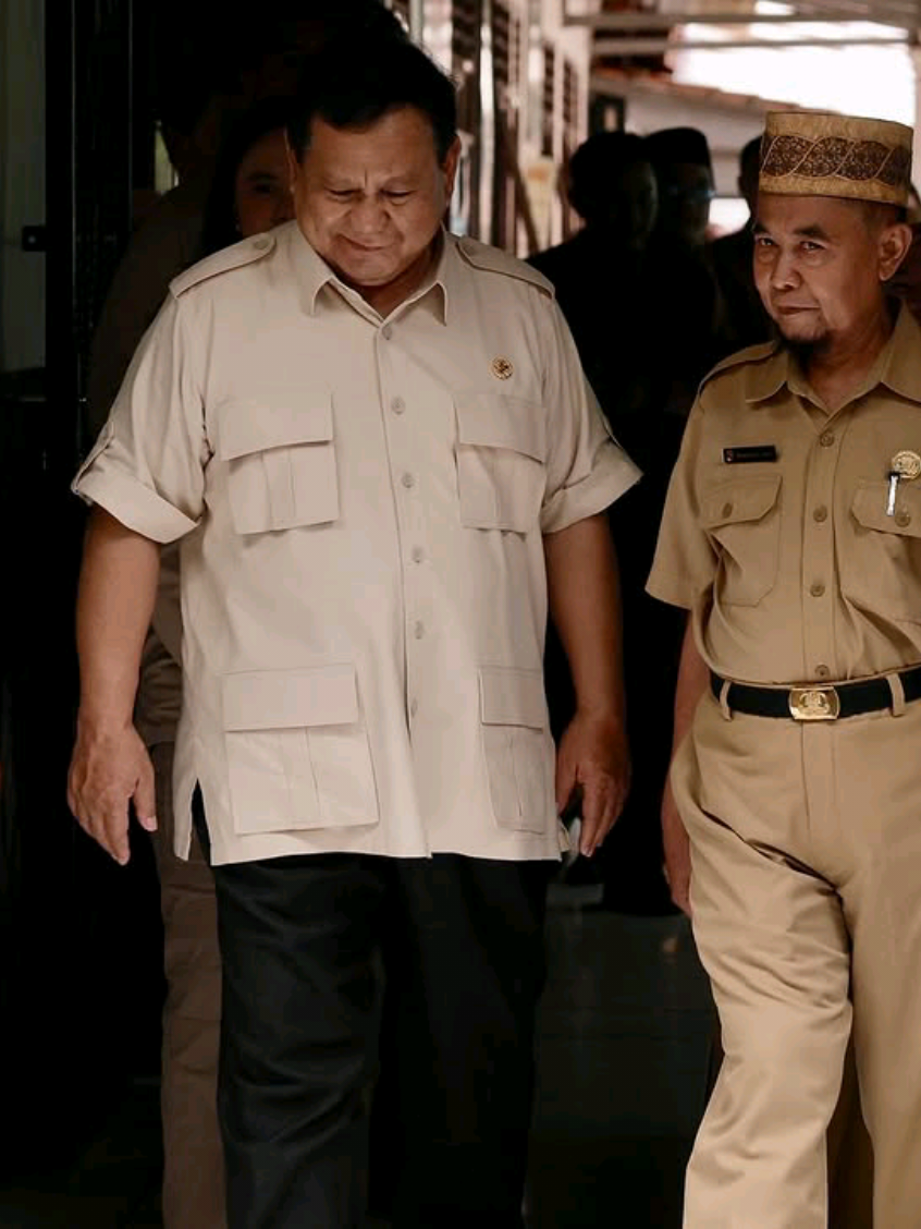 Momen Presiden Prabowo duduk dibangku kelas guru -  Presiden RI Prabowo Subianto mengecek langsung pelaksanaan program Makan Bergizi Gratis di SDN 1 dan SDN 2 Kedung Jaya 2, Bogor, Jawa Barat, Senin (10/2) pagi.