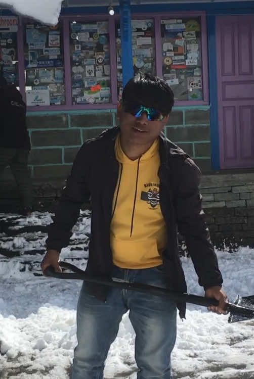 हिउ सफा गर्दै #reshamrana #worldlinkchannel  #annpurna #mbc #abc #nepalimotivational #nepaliviral #nepalireels 