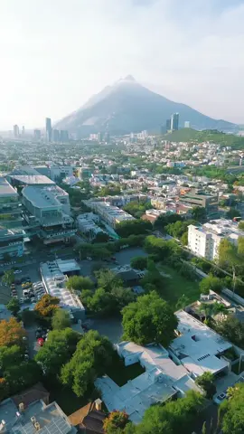 📍Monterrey, Nuevo León, México. Tambien conocida como la capital industrial de México, es una ciudad donde la modernidad y la naturaleza conviven en perfecta armonía. Rodeada por imponentes montañas y con una arquitectura impresionante, esta metrópoli es un espectáculo visual desde cualquier ángulo, pero desde el cielo, su grandeza se aprecia aún más. Factos:  📌 El Cerro de la Silla ⛰️, símbolo de Monterrey, alcanza los 1,820 metros sobre el nivel del mar y es un referente tanto para senderistas como para quienes disfrutan de las vistas panorámicas de la ciudad.  📌 El Paseo Santa Lucía 🏞, uno de los canales artificiales más largos de Latinoamérica, conecta el Parque Fundidora con el centro de Monterrey y ha sido reconocido como una de las 13 maravillas de México creadas por el hombre. Desde sus rascacielos hasta sus paisajes naturales, Monterrey es una ciudad que impresiona desde cualquier ángulo. ¿La has visto desde el cielo? 🌆⛰️✨ 🇲🇽 México no solo se admira, se siente... y desde el cielo, se ama aún más!  #nl #nuevoleon #monterrey #cielo  #DroneMexico #MexicoDesdeElCielo #AerialMexico #DronePhotography #PaisajesDeMexico #MexicoEsBello #VistasAereas #TravelMexico #ExploreMexico #DroneShot #Dronestagram #HiddenMexico #PhotographyLover #FotografíaAérea #AdventureTime  #djimavicpro #dji #drone #mexico #cerrodelasilla #regios #mty 