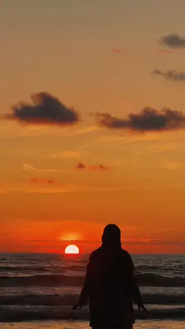 Suka sama soundnya 🤗🥰 #sunsetvibes #sunsetbeach #aesthetic #sunset #foryoupage 