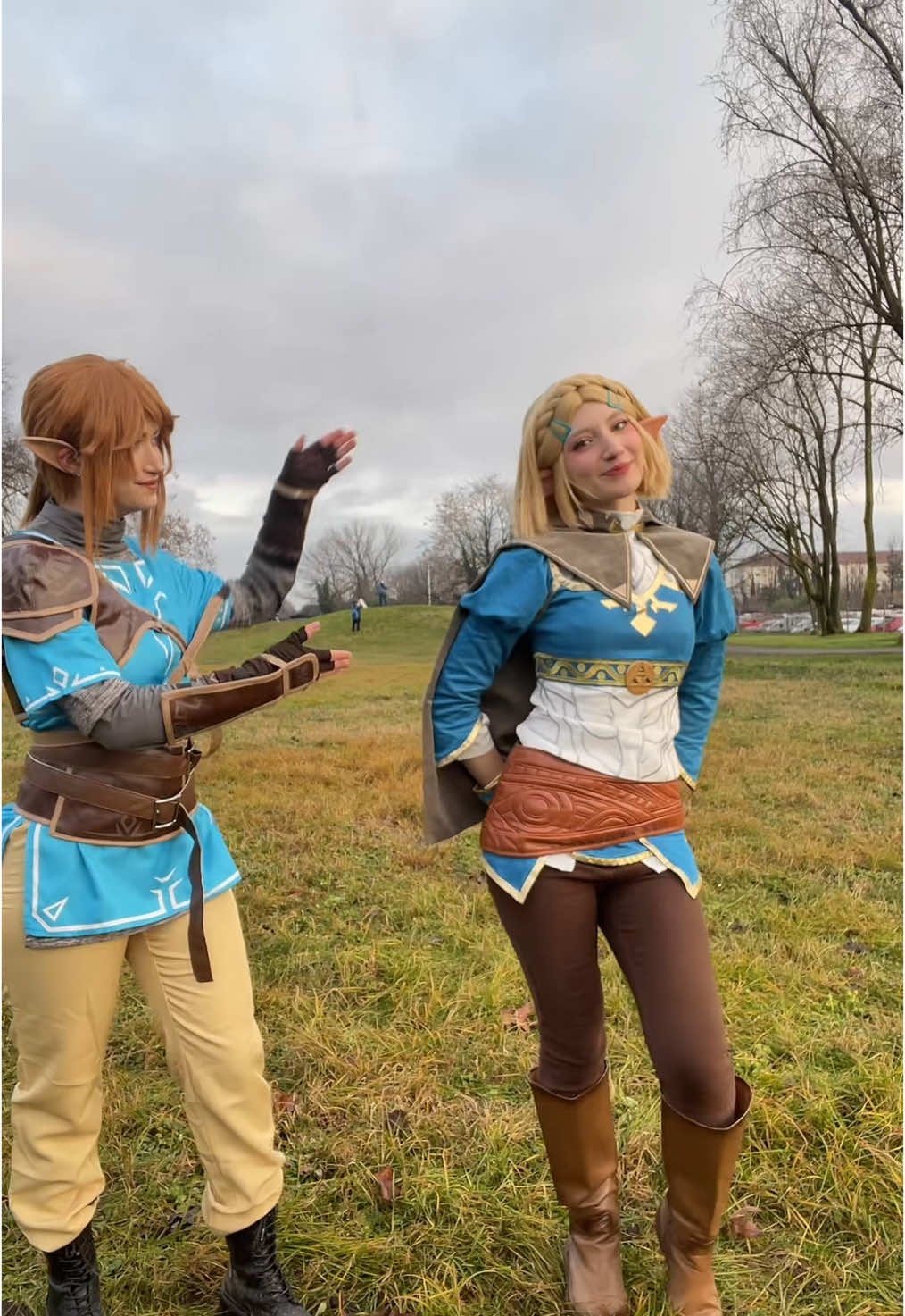 Zelda: me Link: @† 。· ˖ mello ˖ · 。†  #link #zelda #linkcosplay #zeldacosplay #zeldabreathofthewild #zeldatearsofthekingdom #thelegendofzelda #cosplayer #cosplay #fyp 