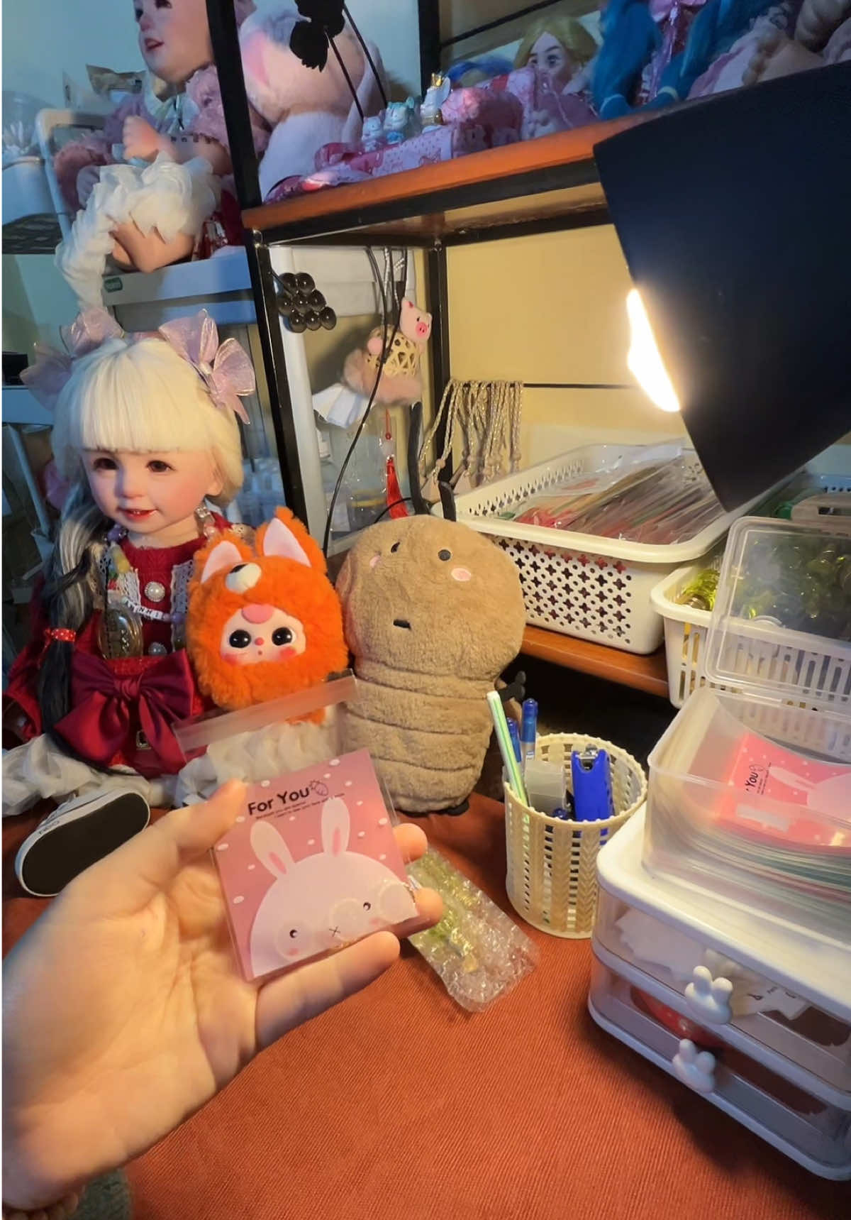 Ngồi ngay ngắn cùng mẹ gói hàng ❤️ #decor #goihang #kumanthong❤️🙆‍♀️ #kuman #tamlinh #MinhChauTamLinhThai #xhhhhhhhhhhhhhhhhhhhhhhh #AnNhiTamLinhThai #tamlinhthai #yeukumanthong💞💍 #tamlinhthai 