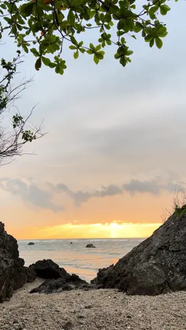 #berpayungtuhan #beachvibes #sunset #fyp #fypシ #nadinamizah #idn #aesthetic #ocean 