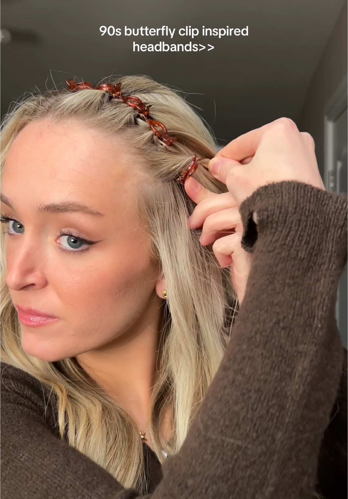 to keep the hair out your face but still look cute 💕 #90sheadband #90shairstyle #butterflyclips 