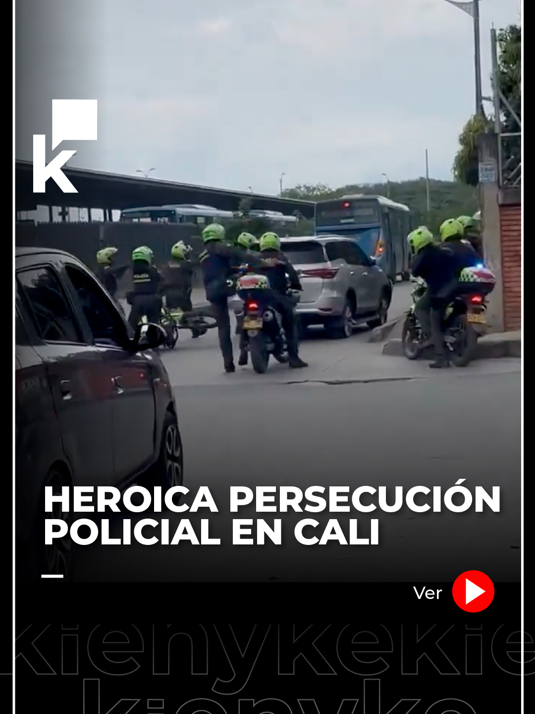 Habitantes de la ciudad de Cali presenciaron una persecución de película, uniformados de la @policiadecolombia lograron recuperar una camioneta de alta gama que había sido robada, capturaron a los delincuentes y liberaron al dueño que se encontraba en el vehículo.