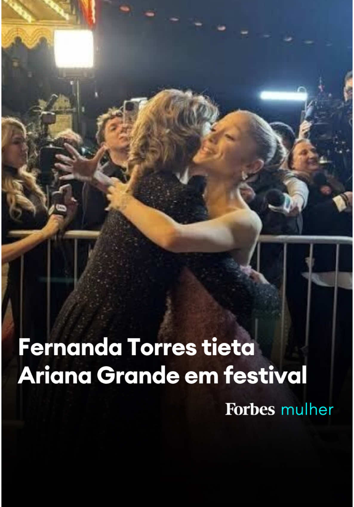 ENCONTRO DE FERNANDA TORRES E ARIANA GRANDE Fernanda Torres e Ariana Grande se tietaram no Festival Internacional de Cinema de Santa Bárbara. As atrizes indicadas ao Oscar se abraçaram no tapete vermelho e trocaram elogios. Emocionada, Ariana correu para cumprimentar a brasileira, que retribuiu com um 