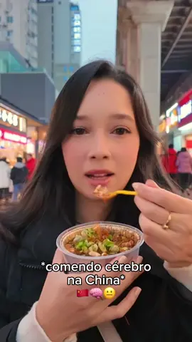 Tem textura de pudim…e agora?😭Eita que massa-cefálica 📍 Eu gravei um vídeo provando várias comidas de rua dessa feira, e isso foi a única coisa estranha. Vídeo completo no meu canal do YouTube: Ariane Cruz . 📍Chunxi Road - Chengdu/China