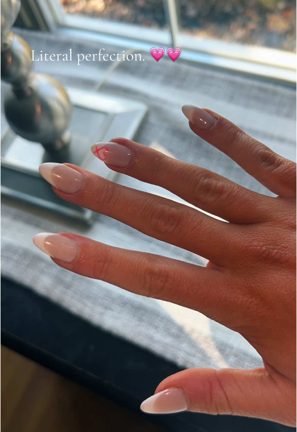 can never go wrong with french tips 🩷 #nailinspos #valentinesnailsideas #almondnails #manicure #frenchtipnails  