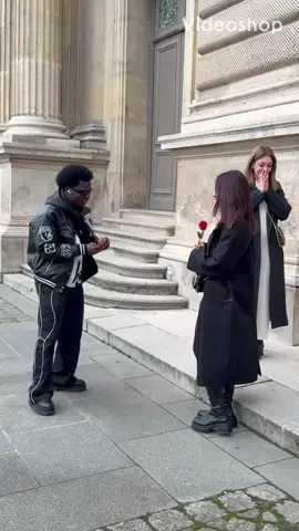 Elle veut mon argent mais pas la fleur 🌹 😂
