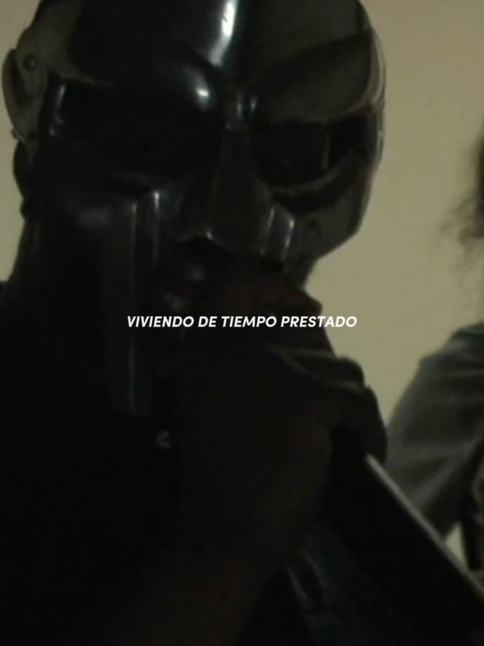 🔥💯En este verso, MF DOOM se describe a sí mismo como un personaje astuto e imparable, utilizando referencias a la velocidad del #tiempo y su habilidad para mantenerse relevante en la escena del rap.  Hace comparaciones entre su #habilidad y figuras populares de la #cultura pop, mostrando su #destreza como #rapero mientras aborda temas como la #avaricia la #riqueza y la #manipulación  El verso destaca su #actitud fría y calculadora, sin importar lo que otros piensen o lo que suceda a su alrededor. Además, se menciona el uso de 