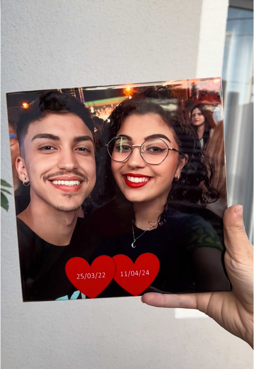 Azulejo Personalizado: Um Presente Único, Feito com Amor! 💖✨ Alguns presentes são mais do que objetos… são memórias eternizadas! ✨ E esse azulejo personalizado com foto é simplesmente perfeito para isso! 📸 Brilho sem igual, destacando cada detalhe da imagem! 🎁 Exclusividade total, feito especialmente para você! 💖 Presente único, cheio de significado e emoção! Seja para eternizar um momento especial ou surpreender alguém querido, essa peça é a escolha certa! Quem já imaginou um desses em casa? 🏡😍 💬 Comenta “Eu quero” e me chama no direct! 📩 #presentepersonalizado #azulejocomfoto #azulejopersonalizado 