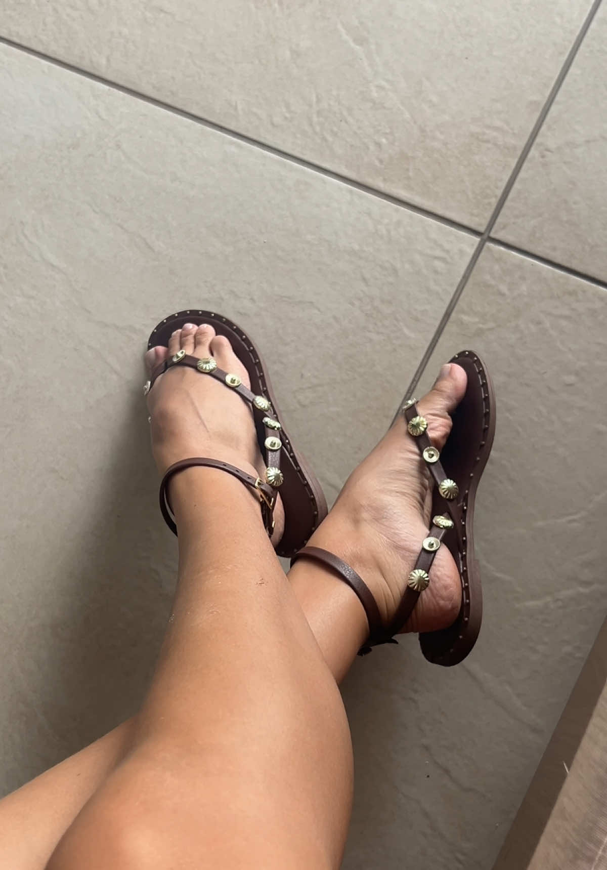 pov: você encontrou a rasteira com as maiores tendências do momento por R$99,90  MARROM + TACHAS = BOHO STYLE @Riachuelo segue fazendo tudo!!!! Além dessa tem preta e branca também, inclusive, já quero!!!!! 🥹😍✨🤎  #riachuelo #rasteira #rasteiraboho #bohostyle #boho #tendenciademoda #bohochic #bohofashion 