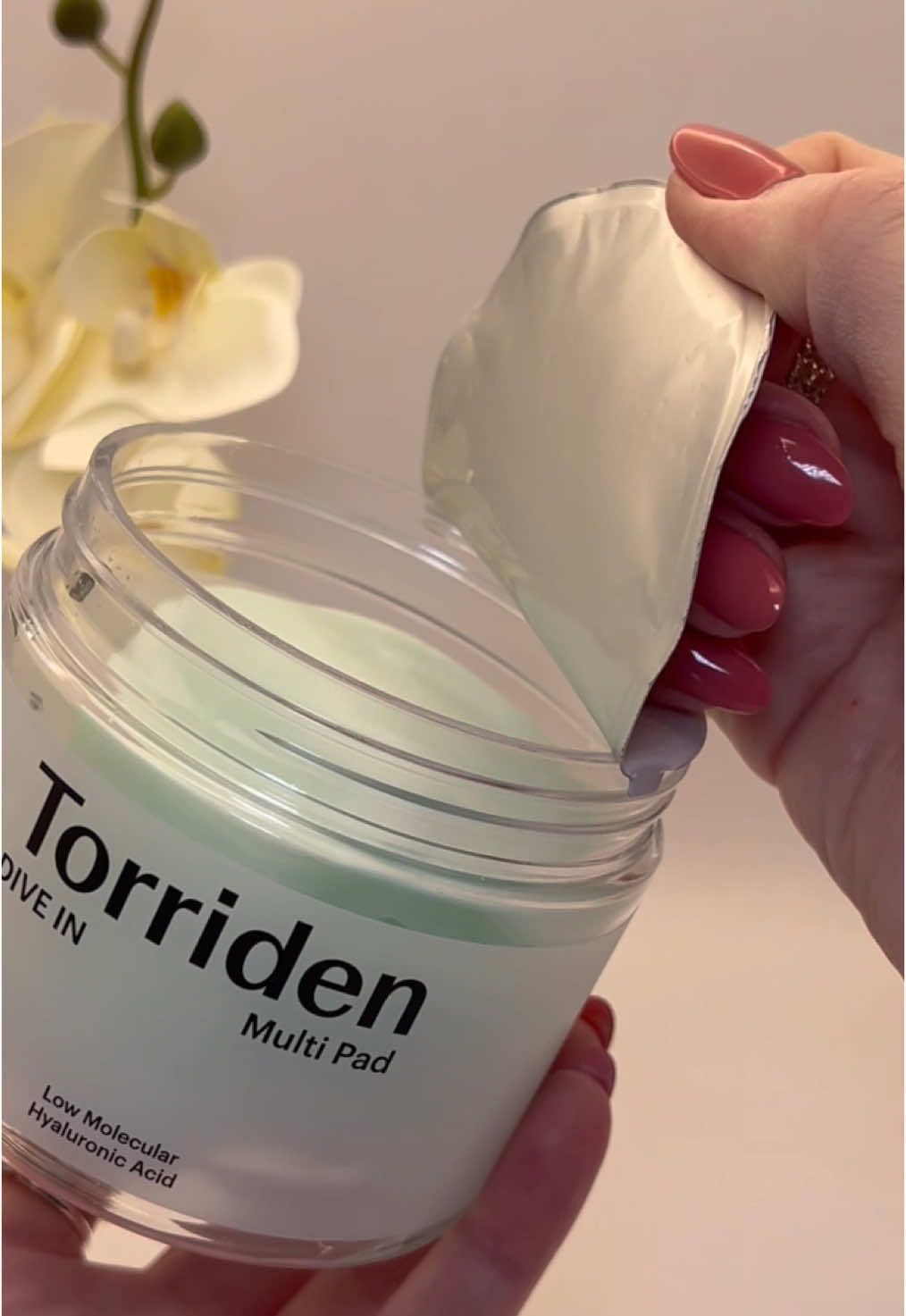 ✨Torriden DIVE-IN Low Molecular Hyaluronic Acid Multi Pad✨ These hypoallergenic cotton pads are soaked in 5D-Complex Hyaluronic Acid,  which infuses your skin with plumpness and deep hydration. It comes with handy tweezers so you can easily seperate each pad hygienically and use . These soft cooling pads provide essential moisture, but they also contain allantoin to gently exfoliate the skin, eliminating excess sebum and impurities. My skin definitely feels soft , clean and revitalised . The pads keep moist in the container and you can even use them as a face mask to soothe the skin after a long day. I have enjoyed using these and hydrating my dry skin.  AD Giifted  #torriden #torridenskincare #torridenskincareproducts #contentcreator #nanoinfluencer #skincare #fyp #unboxing #skin #ukbeautyblogger #beauty #torridenfacemask #facemask #beautybloggers #beauty #newskincare #makeupremover #facewipes @torriden 