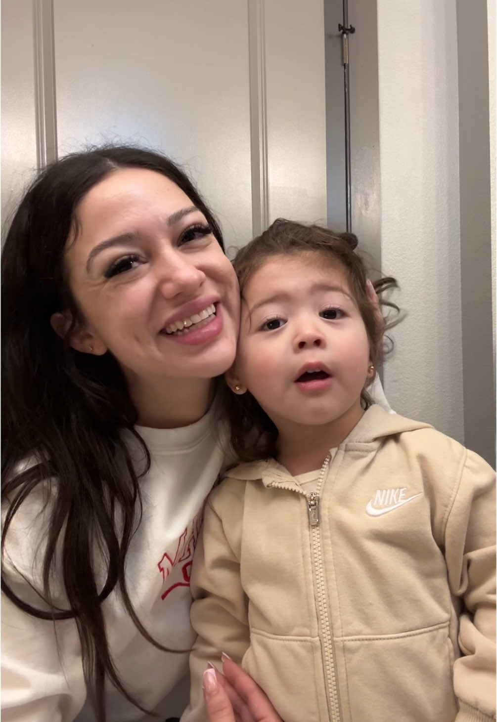 Mami just rolled out of bed and it shows 😂😂   #twinmom #toddlermom #motherhood #girlmom #mamaprimeriza #MomsofTikTok #mamadedos #mamaehija 