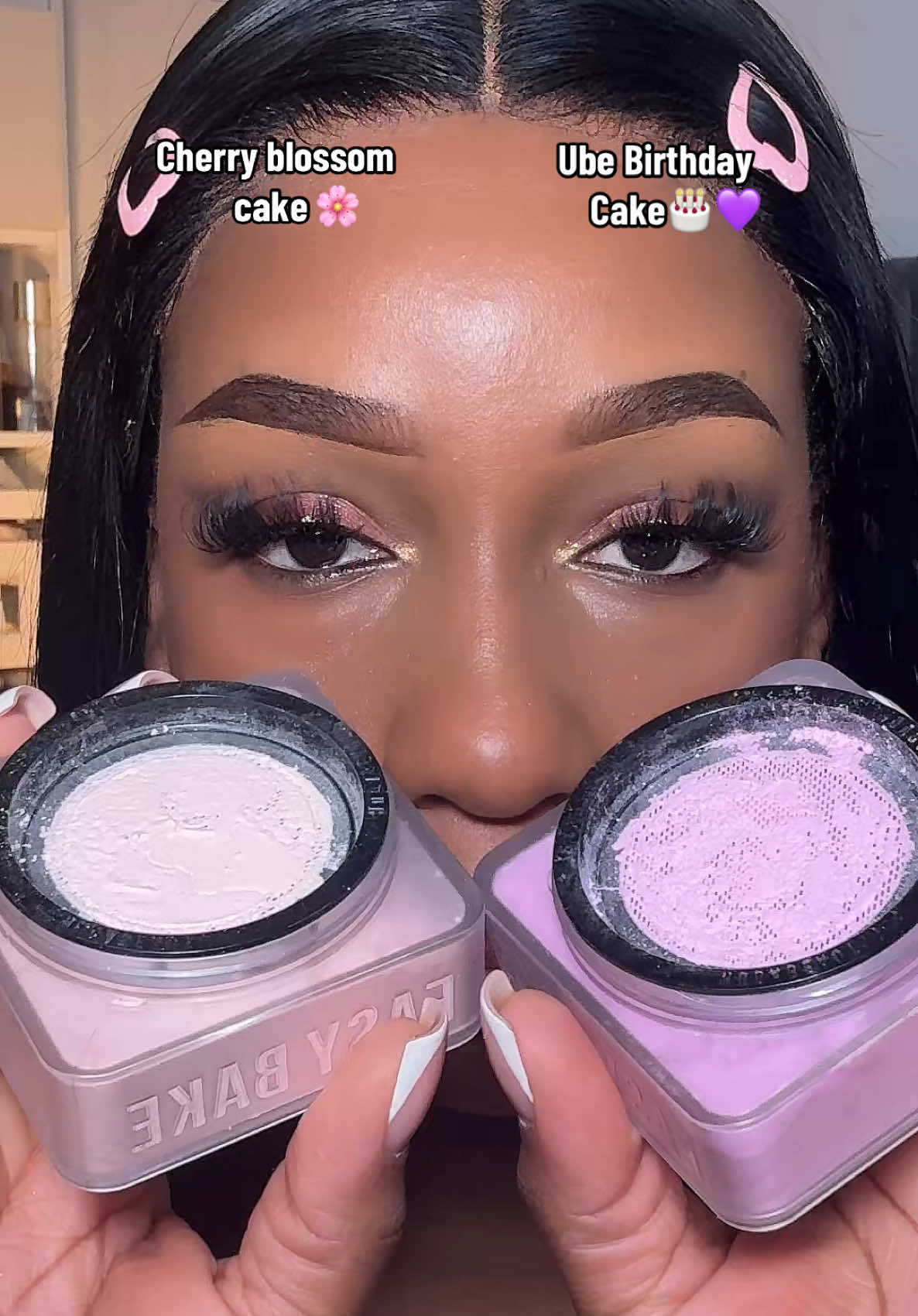 Hudabeauty easy bake powder 🌸💜Ce sont les meilleurs tons de poudre pour les peaux noirs et métisses 💜🎂🌸 #easybakepowder #hudabeauty #ubebirthdaycakeeasybake #cherryblossompowder 