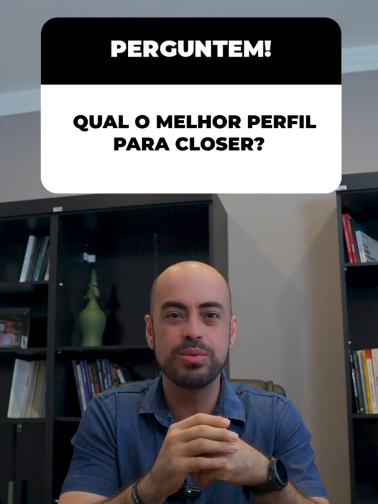 Qual é o melhor perfil para um closer de sucesso? O closer ideal tem características específicas que o destacam nas vendas. Perfis DEI ou ID são os mais eficazes, porque não têm medo de pedir a venda. Eles são incisivos, persistentes e apresentam taxas de conversão mais altas do que outros perfis. Além disso, perfis analíticos, como DC ou CD, também podem ser ótimos closers, especialmente quando combinados com um comportamento focado e orientado a resultados. Mas como identificar esses perfis durante uma entrevista? Simples: Converse com o candidato para avaliar sua desenvoltura. Se aprovado na primeira etapa, peça que ele preencha um formulário do DISC para entender seu perfil comportamental. Outro ponto importante: avalie a consistência profissional do candidato. Alguém que 