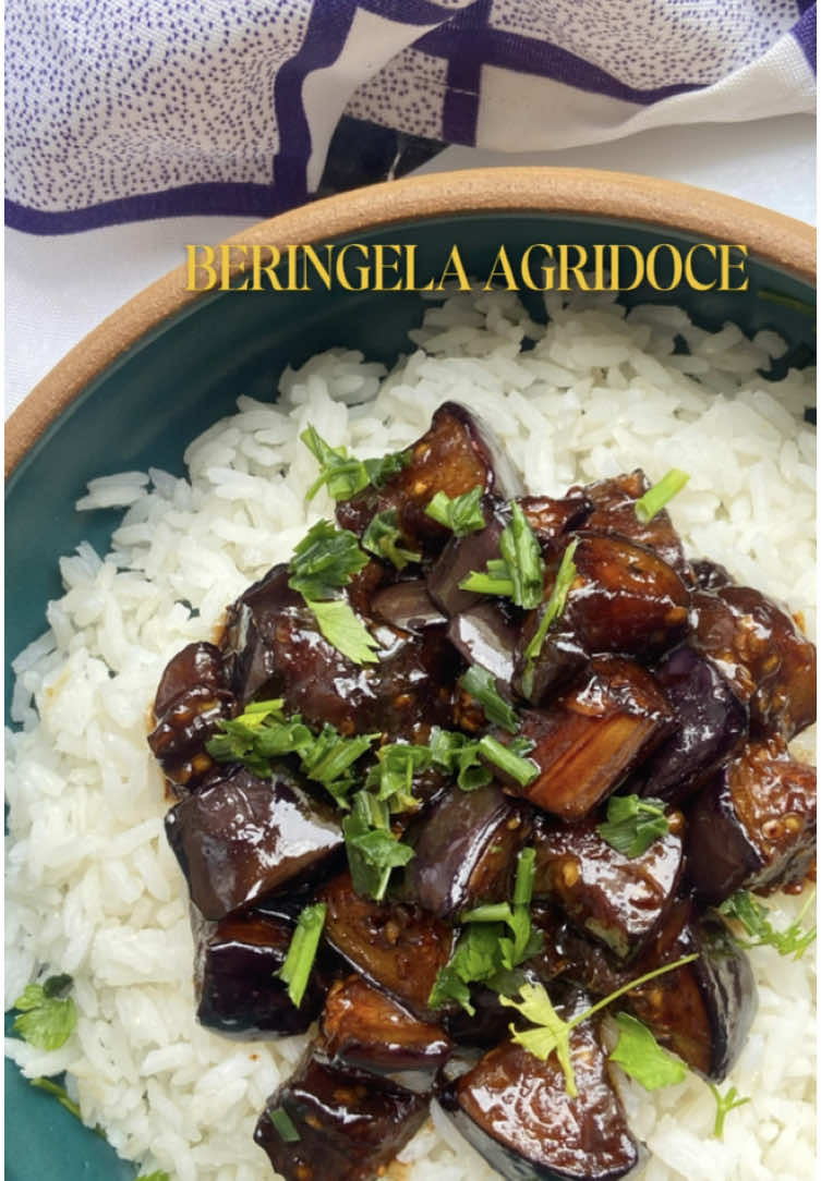 Respondendo a @Cerâmicas SINGULAR promete? conta para mim nos comentários qual a sua forma favorita e eu te dou um spoiler se ela vai estar aqui no top 10! afinal, a beringela é amarga? sim mas é bem pouco! tudo depende da forma que você irá preparar. e por quê não colocar na agua? ela é uma esponja! não faz sentido adicionar mais água, queremos retirar a agua dela para melhorar a textura e concentrar o sabor. em alguns preparos desidratamos ela superficialmente com sal (ensinarei nos próximos videos) receita para 1 beringela grande 100ml de shoyu 100 ml de água 1/2 colher de chá de amido de milho 1 colher de chá de açúcar ou mel/melado 50ml de cachaç4 como eu disse no video, você pode utilizar gengibre, pimenta, mel, laranja, óleo de gergelim, gergelim... tudo