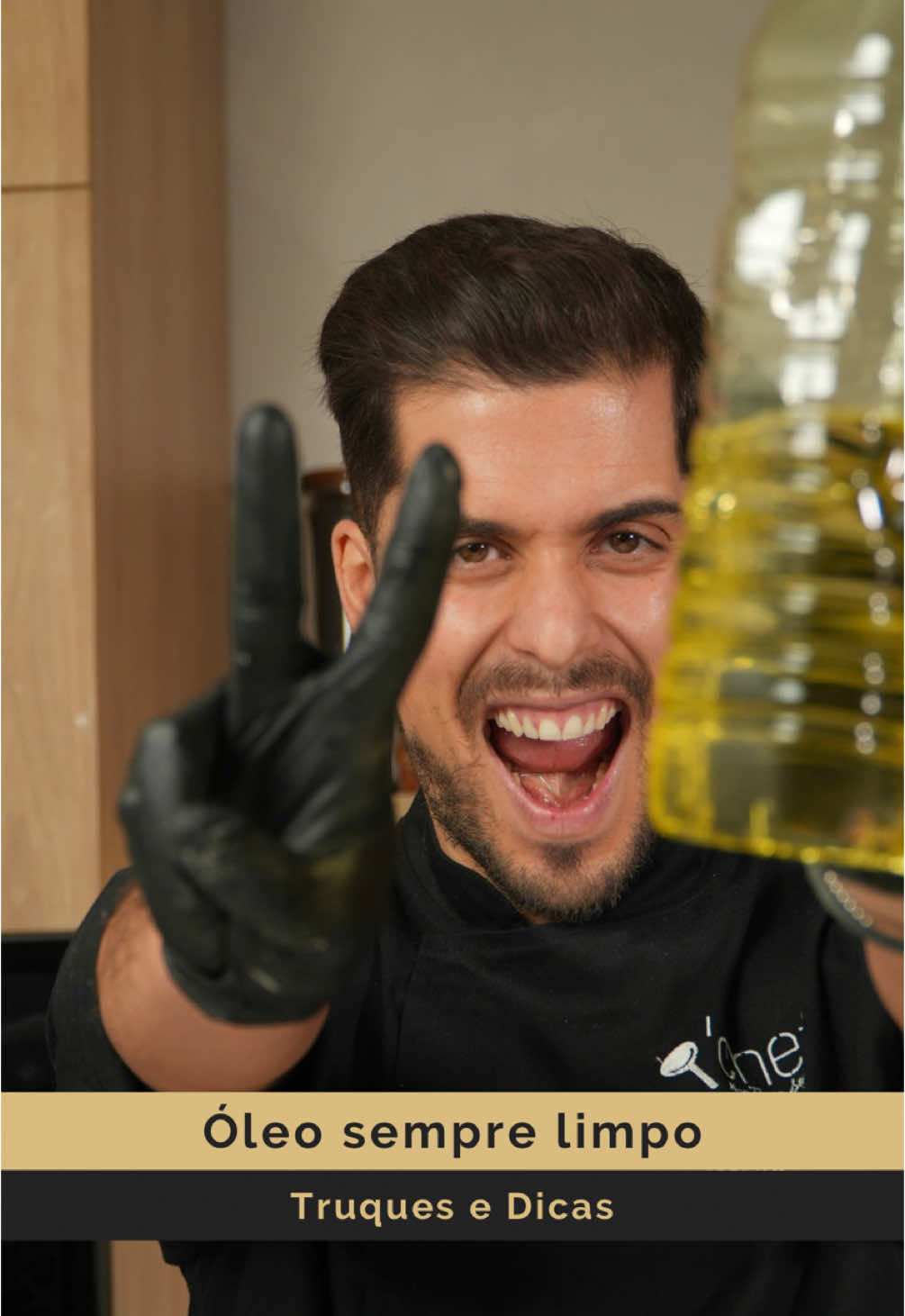 LIMPEZA DO ÓLEO DA FRIGIDEIRA - Sabes quando estamos a fritar algo e o óleo começa a ficar cheio de bocadinhos e restos dos fritos anteriores? Esse é um problema recorrente. ATÉ AGORA!!! 😏😮 1 colher de amido de milho, 3-4 colheres de água e tens o problema resolvido. Óleo sempre limpo e impecável. Diz-me o que achaste deste truque e se o vais experimentar aí em casa! _ E agora…? Agora é a tua vez!! 😏🫵🏽 _ _ _ _ #ochefemtuacasa #qchef #truquesedicas #limpezadooleodefrigideira 
