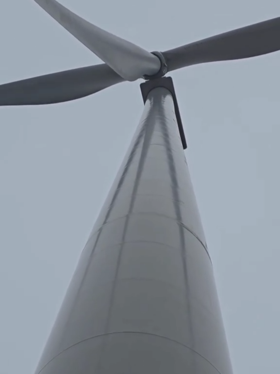 Aquele balanço tranquilo 🔥 . . #windturbinetechnician  #eolicadaresenha  #energy  #turbinaeólicavertical  #enerconwindturbines  #windpower #viralreels 