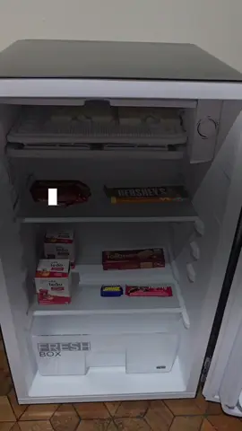 O quarto é de pobre, mas aprendi a comprar na Shopee ✨🙌🏼 #quarto #casanova #frigobar #reforma #enxoval 