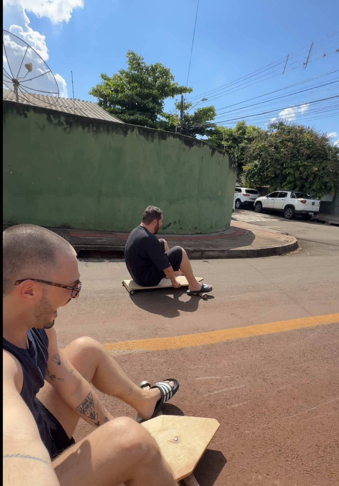 andando de carrinho de rolimã com a família… quem aqui é dessa época? hahaha #Vlog #casal #carrinhoderolimã #familia 