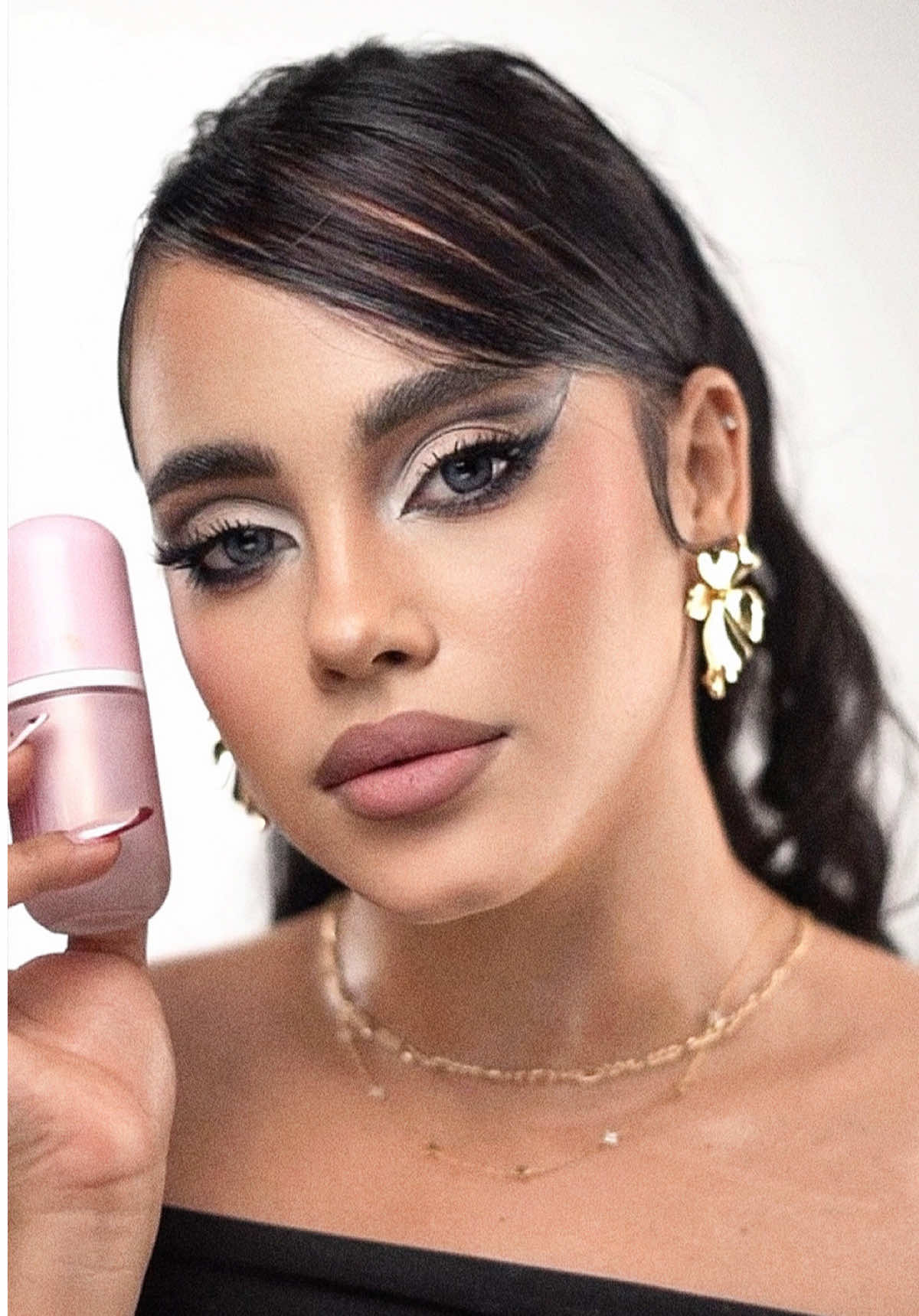 El B12 Base Thinner de @ONE SIZE BEAUTY me dejó este hermoso acabado en mi maquillaje 😍 #onesize #onesizebeauty #b12basethinner #b12vitamin #makeup 