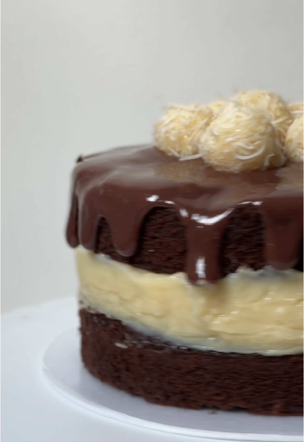 Bolo prestígio com a massa chocomousse 