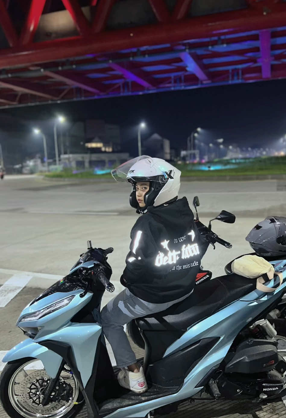 Ubur2 ikan lele, hoodienya menyala le💃🏻 @offline appareL.  Beli ga 🫵🏻🤨 #fypシ #vanphisjr #vario #variomodifikasi #fakesituation⚠️ 