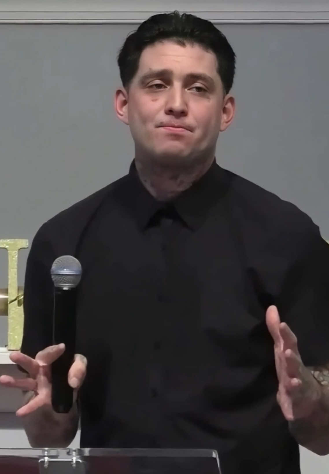 Dios no apoya a lo malo el es santo santo 📖. #laryover #raymondguevara #testimonio #trapcristiano #predicascristianas 