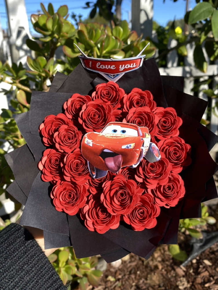 pov: your gf is your biggest fan ❤️ . . . #valentine #mcqueen #mcqueenbouquet #paperbouquet #ramodepapel #tinybouquet #floresdepapel #papercrafts #fypシ #paperflowers #ramoeterno #eternalbouquet #parati #vdaygift #giftideas #giftforhim #valentinebouquet 
