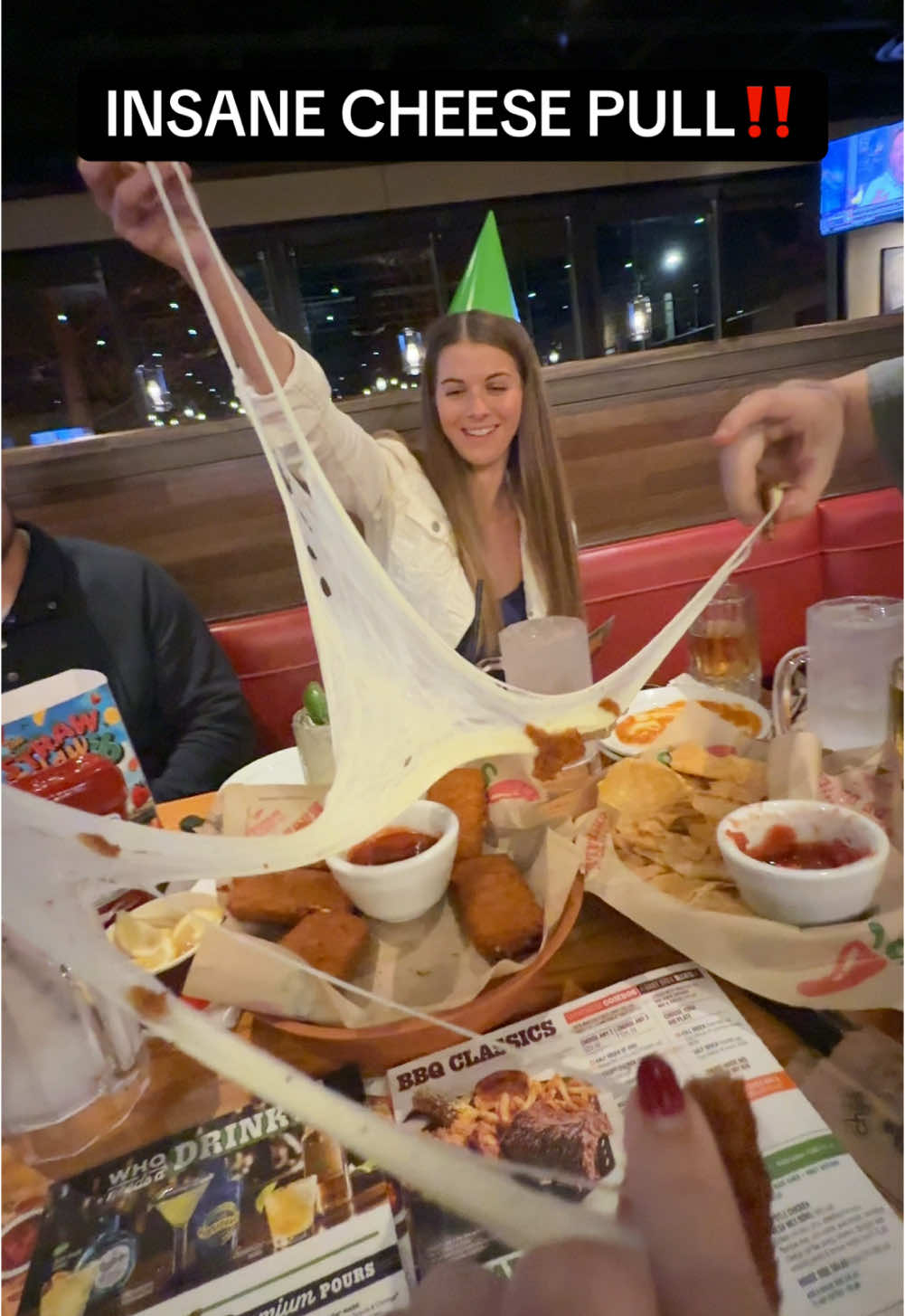 @Chili’s Grill & Bar CRAZY CHEESE PULL 10/10 #chilis #chilisbirthday #tripledipper #mozzerellasticks 