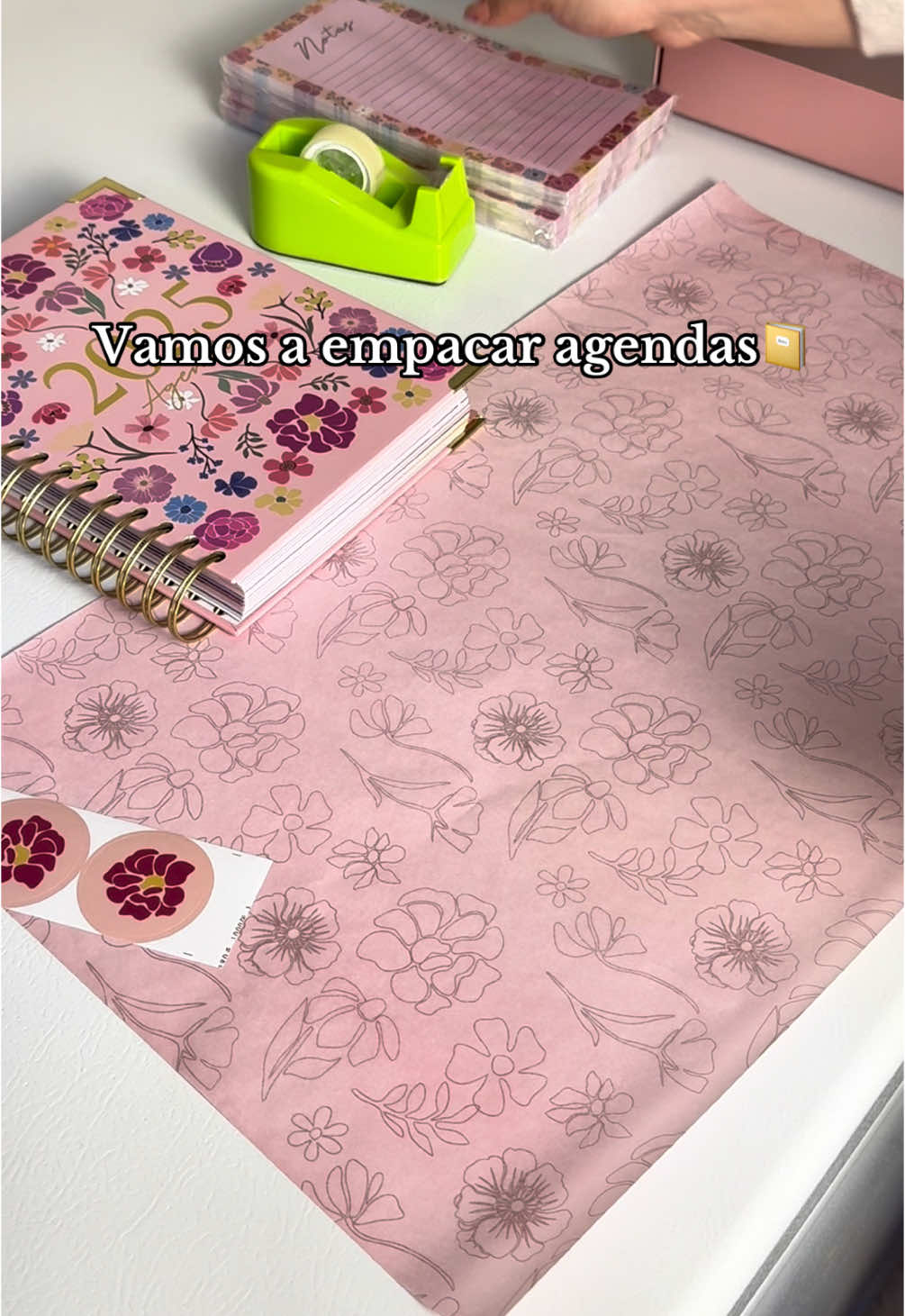 Si les llega regalito ya saben porqué ☺️❣️ #packing #packingorders #clientes #pedidos #agendas #agenda2025 #planner #agendaspersonalizadas #papeleriabonita #giftshop #regalos #gifts #giftideas #emprendimiento #papeleriacreativa #stationery #packaging #SmallBusiness #motivation 