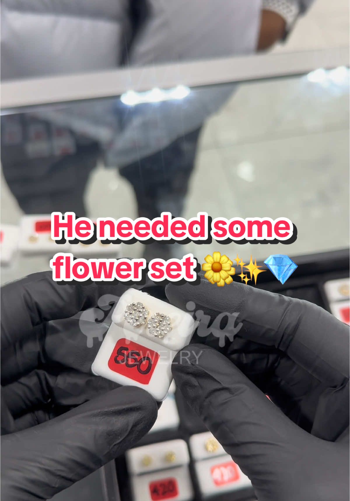 Quickest sale on diamond earring 💎💸 #jewelrybusiness #sellinggold #negotiation #customersbelike #cashflow #trading #firedeals #hartfordjeweler #flowerset 