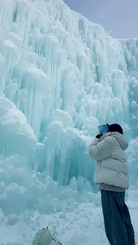 開催情報は👇 ＿＿＿＿＿＿＿＿＿＿ スポット情報 ￣￣￣￣￣￣￣￣￣￣ 　#千歳･支笏湖氷濤まつり　〜氷の美術館～ 📍住　　所：北海道千歳市支笏湖温泉 📅開催期間：2025年2月1日(土) ～ 2月24日(月・祝) ⏰開場時間：10:00～20:00 　　　　　　※ライトアップ　16:30～20:00 💴入場料　：中学生以上 1,000円（小学生以下無料） ※情報は投稿時点のものなので変わっている場合などもありますので行く際に公式サイトなどをご確認お願いします 北海道を巡りながら今見たい景色を中心に📸 絶景・グルメ・スイーツ・スポット情報などを発信中！ ↓他の北海道スポット情報はこちら↓ ▶️ @cozy_travel_hokkaido #北海道 #北海道観光  #北海道旅行 #北海道絶景 #支笏湖 #千歳 #氷濤まつり 