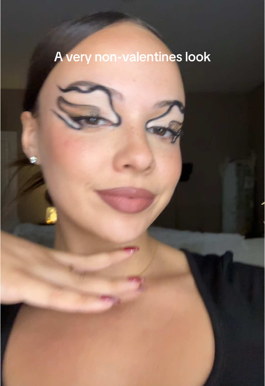 Slick back & graphic liner combo 🤝🏼 #graphicliner #makeup #makeuptransition 