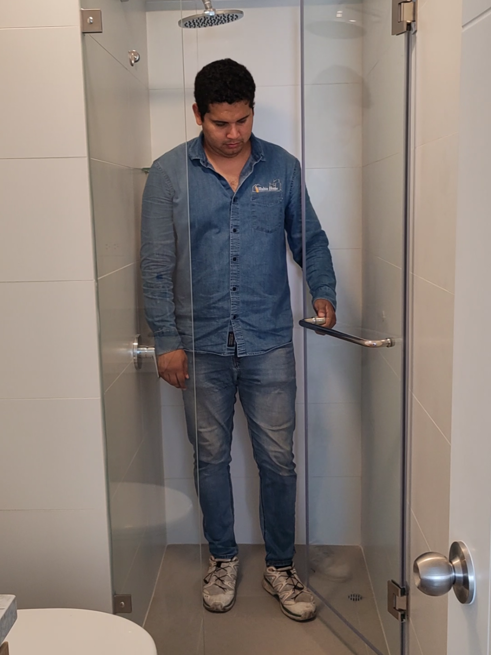 Puerta de ducha modelo batiente  #vidrieriarubio #rubiohome #rrubiohome #puertadeducha  #mamparadeducha #cristaltemplado #vidriotemplado  #canceldebaño 