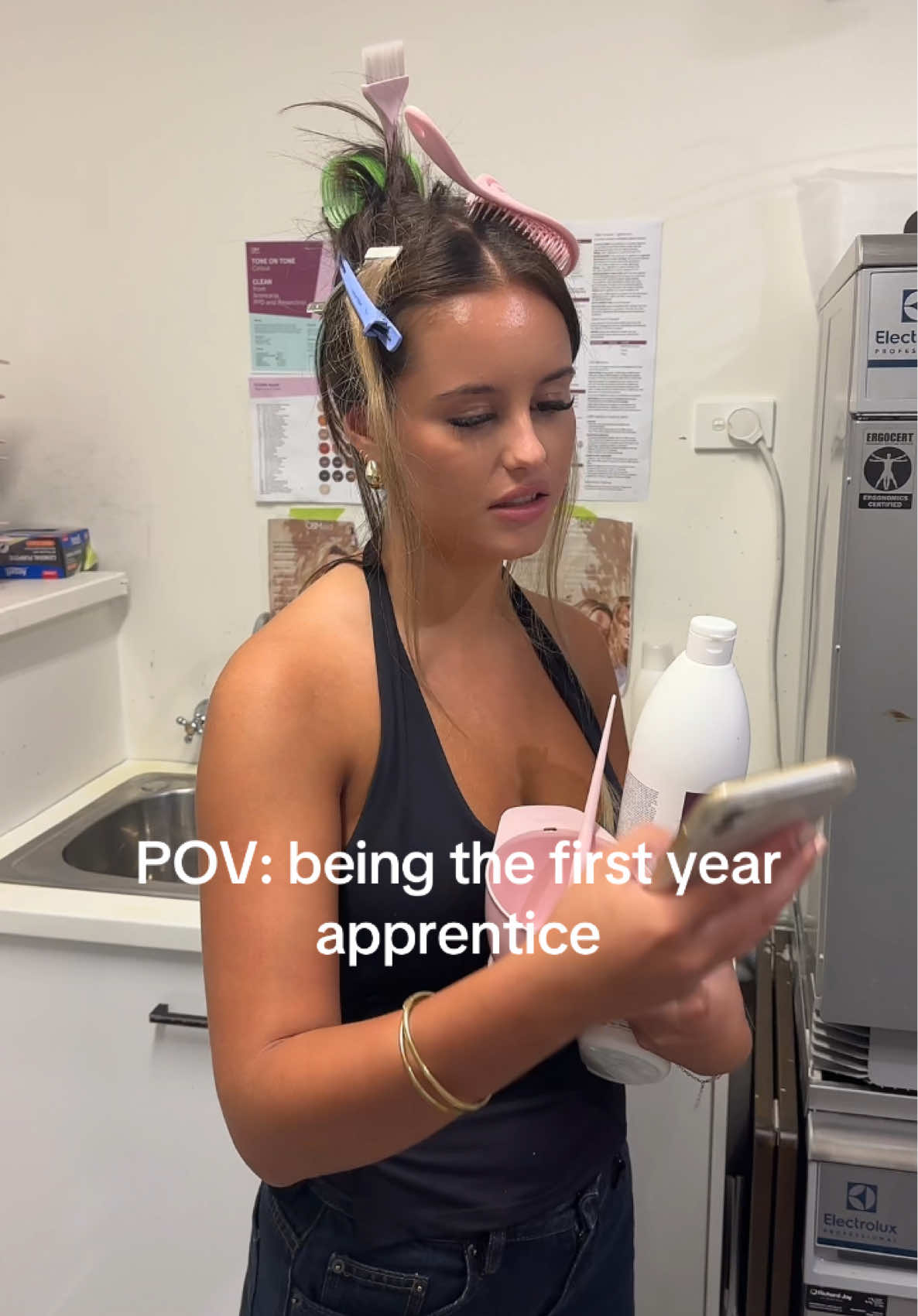 POV being the first year apprentice 💀💀  #hairdressing #hair #fyp #colour #firstyear #apprentice #firstyearapprentice #apprentisethings #help #brush #work #banter #girl #hairdresser #apprenticethings #foryou #fyppppppppppppppppppppppp #fypage #viral #allure 