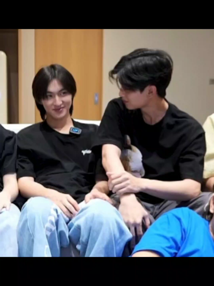 when ur crush staring at you belike #โทมัสก้อง #thomaskong #tthomastc #thomaschungmanirat #kongjiro #kongpobjirojmontri #dmdfriendship #dmdgen3 #domunditv #thaienthu 
