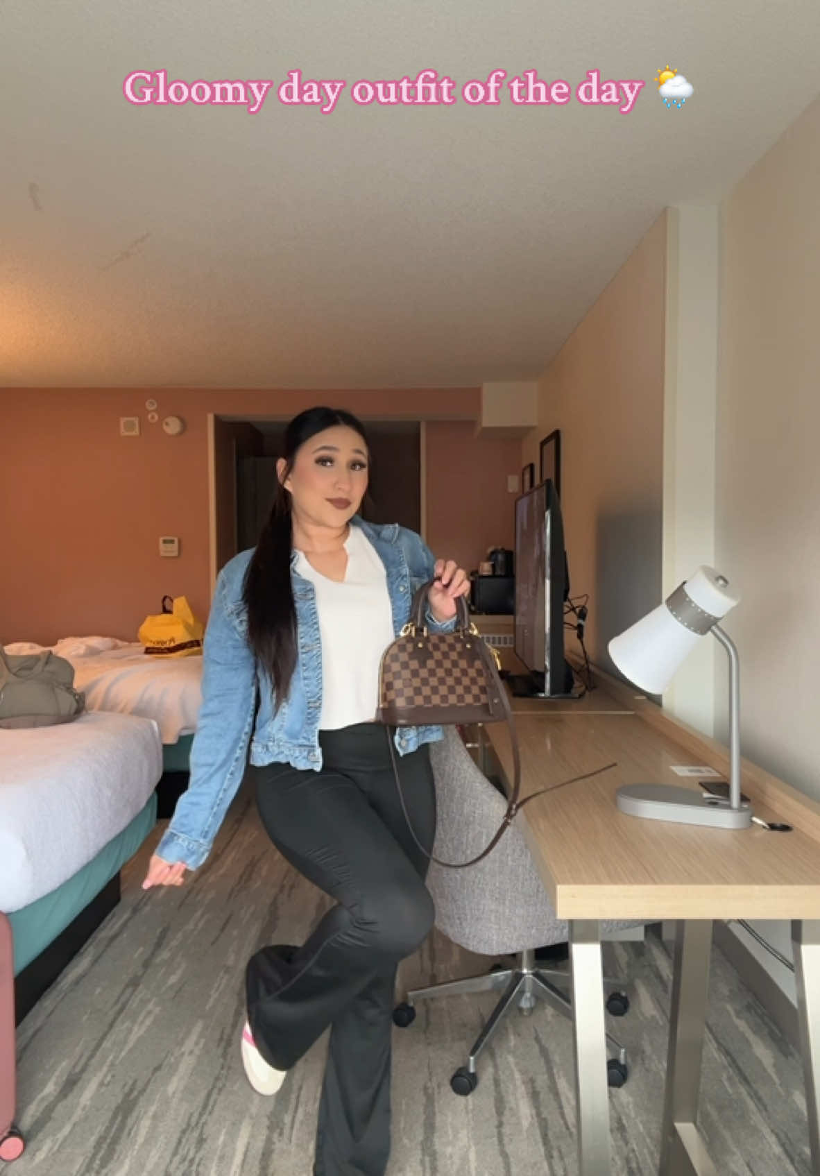 #louisvuittonalmabb #OOTD #outfitinspo #rainyday #louisvuittonbag #louisvuitton #designer #designerbags #lvbag #lvalmabb #damierebene 