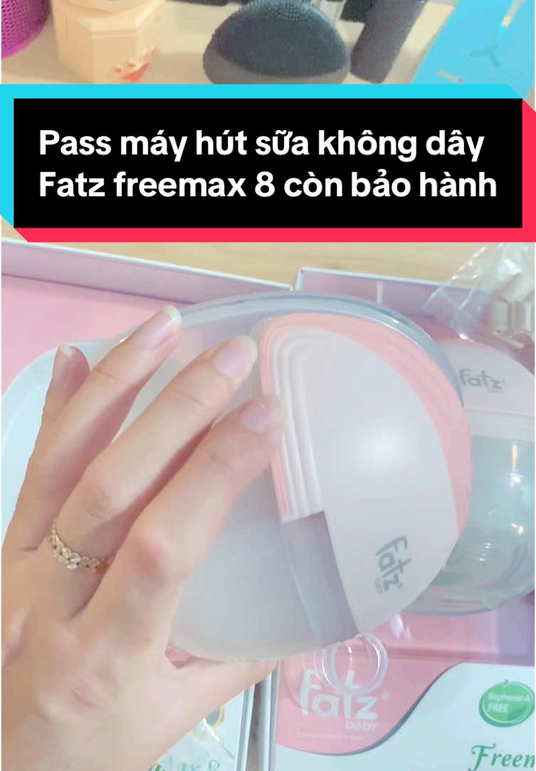 Pass máy hút sữa không dây rảnh tay Fatz Baby Freemax 8 FB1218TP 👉Còn bảo hành tới 12/8/2025  👉Full box, full phụ kiện thay thế    - 2 van chân không    - 2 đầu phễu bổ sung 21mm    - 2 phễu bổ trợ 19mm Ngực to hay nhỏ đều hút được vì có phễu bổ sung hút 2size    - 2 dây cài điều chỉnh áo ngực    - 2 cáp USB có thể sử dụng với cổng USB máy tính, điện thoại thông minh, sạc pin dự phòng    - 1 sách hướng dẫn sử dụng    - 1 phiếu bảo hành  ✅TẶNG 1 hộp túi trữ sữa 28 cái hãng BREAST MILK 👉 Máy có 2 chức năng hút và massage hỗ trợ xuống nữa, mỗi chức năng có 9 cấp độ tăng giảm  👉 Máy sạc đầy mất khoảng 2h đồng hồ 120’, thời gian sử dụng tiêu chuẩn sau khi sạc đầy là 110’, máy tự động ngắt sau 20’ hoạt động, máy hút kiệt và êm không ồn.   ✅CAM KẾT máy mới sử dụng đúng 5 NGÀY  ở bệnh viện Nhi Đồng Đồng Nai lúc con em bị bệnh, ngoài ra con em ti mẹ trực tiếp, em tính giữ lại để hút bớt sữa lúc cai ti mẹ nhưng hiện giờ em đang điều trị cường giáp phải uống thuốc điều trị , con em phải uống sữa công thức, em bị mất sữa nên pass máy lại. 👉 Pass 1 máy 900k, 1 cặp là 1tr8 👉 Có ship hoặc ghé nhà lấy trực tiếp đỡ tốn phí, được kiểm tra hàng trước khi thanh toán ##mayhutsua##mayhutsuadiendoi##mayhutsuakhongday##mayhutsuaranhtay##mayhutsuafatz##mayhutsuafreemax8##passmayhutsua