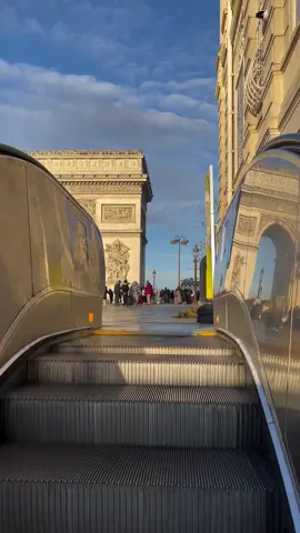 Arc de Triomphe Crédit Photo: @sajali.f Follow us on IG: @champselysees_paris www.champselysees-paris.com © Paris, Always an Amazing idea! #paris #igersparis #arcdetriomphe #champselysees #placedeletoile #creatorsearchinsights 